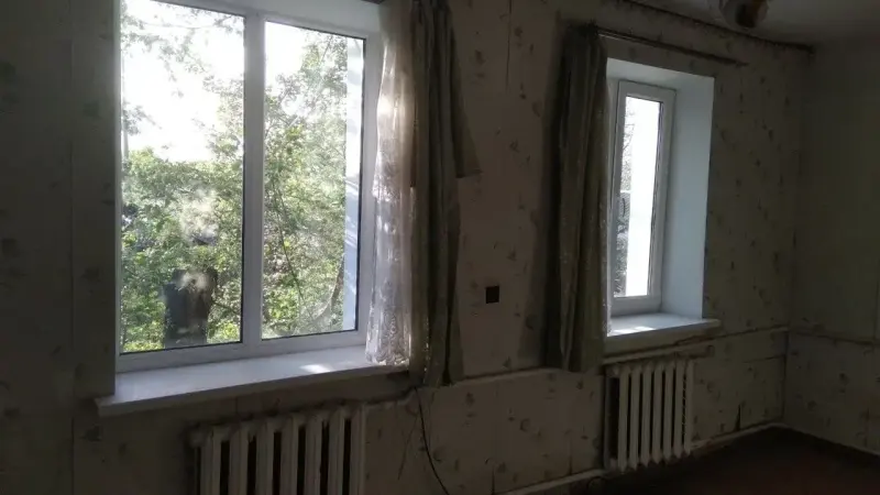 Продається квартира з двома окремими кімнатами та всім необхідним для комфортного проживання.Планування квартири:*Дві кімнати* Коридор* Санвузол суміжний (ванна та туалет разом)* Кухня, поєднана з прихожоюПереваги квартири:-Встановлені пластикові вікна.-Квартира утеплена.-Індивідуальне опалення — підлоговий газовий котел.-Дві окремі вигрібні ями, які перебувають виключно в нашому користуванні.-У кімнаті та коридорі зроблені натяжні стелі.Меблі та побутова техніка:Квартиру можна придбати з меблями та побутовою технікою:* Холодильник* Пральна машина* Газова плита* Кухонні меблі* У спальні — ліжко та стіл* У залі — шафа-купеЗа домовленістю залишимо необхідні меблі та побутову техніку для вашого подальшого користування.Квартира може стати гарним варіантом для тих, хто шукає власне житло з індивідуальним опаленням та необхідними зручностями.Взимку гарно обігрівається, тепла.