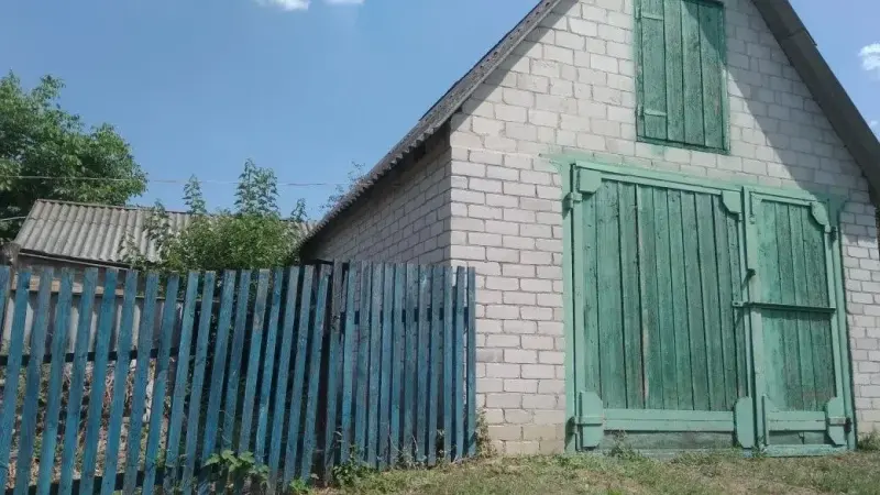 Продається квартира з двома окремими кімнатами та всім необхідним для комфортного проживання.Планування квартири:*Дві кімнати* Коридор* Санвузол суміжний (ванна та туалет разом)* Кухня, поєднана з прихожоюПереваги квартири:-Встановлені пластикові вікна.-Квартира утеплена.-Індивідуальне опалення — підлоговий газовий котел.-Дві окремі вигрібні ями, які перебувають виключно в нашому користуванні.-У кімнаті та коридорі зроблені натяжні стелі.Меблі та побутова техніка:Квартиру можна придбати з меблями та побутовою технікою:* Холодильник* Пральна машина* Газова плита* Кухонні меблі* У спальні — ліжко та стіл* У залі — шафа-купеЗа домовленістю залишимо необхідні меблі та побутову техніку для вашого подальшого користування.Квартира може стати гарним варіантом для тих, хто шукає власне житло з індивідуальним опаленням та необхідними зручностями.Взимку гарно обігрівається, тепла.