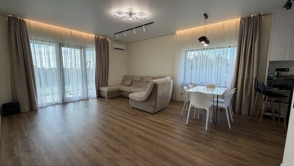 У продажу недобудова в районі ГРЛ:* Цегляний будинок в 2 поверхи.* Комунікації поруч, електроенергія підведена.* Капітальний підвал (окремо від будинку), колодязь, зливна яма.* Ділянка рівна, правильної прямокутної форми; площа - 15 соток.Телефонуйте та дізнавайтеся подробиці!