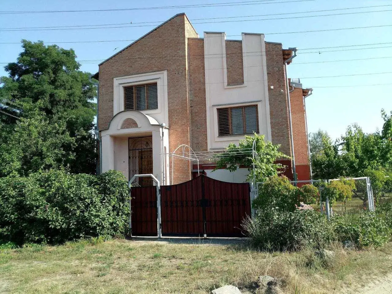 Просторий будинок для великої родини!Продається добротний цегляний будинок площею 290 м2 на ділянці 10 соток. Надійна побудова 1995 року, залізобетонне перекриття, міцний фундамент, дубові сходи, вікна та двері.У будинку:6 окремих кімнат2 санвузли, ванна кімната та бойлерВода, газ, електрика, опалення газом або дровами2 сухих підвали зі стелажамиДля автомобілів: теплий гараж у будинку та ще 2 утеплені гаражі у дворі, один із них під мікроавтобус.На подвір*ї: велика крита мангальна зона, плодоносний сад і господарська будівля.Це чудовий варіант для тих, хто шукає простір, надійність і комфорт для всієї родини. Будинок, де вистачить місця і для життя, і для відпочинку!Телефонуйте та домовляйтеся про перегляд!