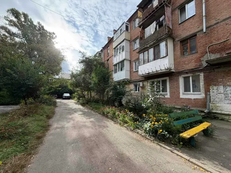 43 м², 4/4 поверх, цегляний будинок.Квартира з хорошою основою для оновлення: замінені вікна, 27 м² житлової площі, є можливість змінити планування під сучасний формат.Але головне тут - локація.Вулиця Капітана Кісельова - це центр, де поруч магазини, транспорт, навчальні заклади та все необхідне для життя. До центральної частини міста - недалеко пішки.Цікавий варіант для тих, хто шукає саме 2-кімнатну квартиру в центральній частині Полтави і хоче сам визначити, якою вона буде після оновлення.