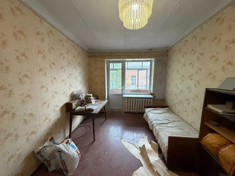 43 м², 4/4 поверх, цегляний будинок.Квартира з хорошою основою для оновлення: замінені вікна, 27 м² житлової площі, є можливість змінити планування під сучасний формат.Але головне тут - локація.Вулиця Капітана Кісельова - це центр, де поруч магазини, транспорт, навчальні заклади та все необхідне для життя. До центральної частини міста - недалеко пішки.Цікавий варіант для тих, хто шукає саме 2-кімнатну квартиру в центральній частині Полтави і хоче сам визначити, якою вона буде після оновлення.