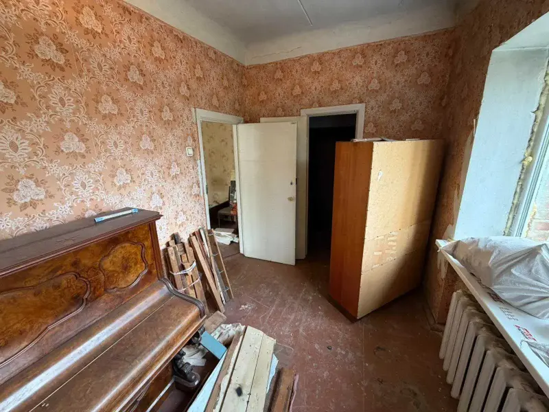 43 м², 4/4 поверх, цегляний будинок.Квартира з хорошою основою для оновлення: замінені вікна, 27 м² житлової площі, є можливість змінити планування під сучасний формат.Але головне тут - локація.Вулиця Капітана Кісельова - це центр, де поруч магазини, транспорт, навчальні заклади та все необхідне для життя. До центральної частини міста - недалеко пішки.Цікавий варіант для тих, хто шукає саме 2-кімнатну квартиру в центральній частині Полтави і хоче сам визначити, якою вона буде після оновлення.