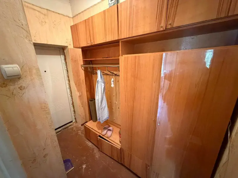 43 м², 4/4 поверх, цегляний будинок.Квартира з хорошою основою для оновлення: замінені вікна, 27 м² житлової площі, є можливість змінити планування під сучасний формат.Але головне тут - локація.Вулиця Капітана Кісельова - це центр, де поруч магазини, транспорт, навчальні заклади та все необхідне для життя. До центральної частини міста - недалеко пішки.Цікавий варіант для тих, хто шукає саме 2-кімнатну квартиру в центральній частині Полтави і хоче сам визначити, якою вона буде після оновлення.