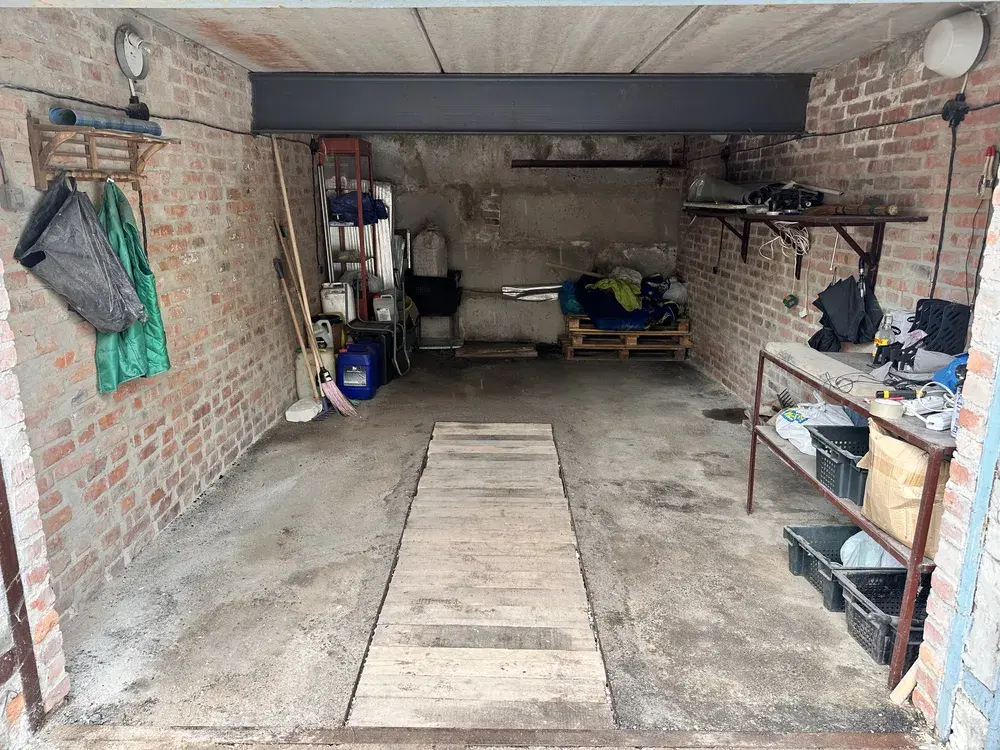 Не просто гараж для авто, а 48 м² корисного простору.24 м² - гараж24 м² - підвал по всій площіЦегляний, міцний, із залізобетонним перекриттям.Є електрика, оглядова яма, надійні металеві ворота.Локація - одна з головних переваг: центр міста, район стадіону «Ворскла», зручний заїзд.Підвал можна використовувати не лише для зберігання, а й як додаткове робоче приміщення.Підійде під авто, склад, майстерню або власне господарське приміщення.Для центру міста - практичний варіант із хорошим обсягом площі.