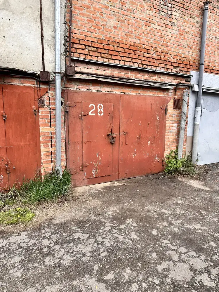 Не просто гараж для авто, а 48 м² корисного простору.24 м² - гараж24 м² - підвал по всій площіЦегляний, міцний, із залізобетонним перекриттям.Є електрика, оглядова яма, надійні металеві ворота.Локація - одна з головних переваг: центр міста, район стадіону «Ворскла», зручний заїзд.Підвал можна використовувати не лише для зберігання, а й як додаткове робоче приміщення.Підійде під авто, склад, майстерню або власне господарське приміщення.Для центру міста - практичний варіант із хорошим обсягом площі.
