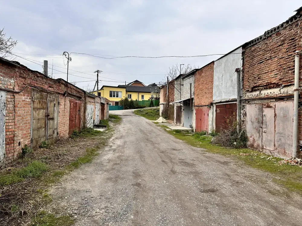 Не просто гараж для авто, а 48 м² корисного простору.24 м² - гараж24 м² - підвал по всій площіЦегляний, міцний, із залізобетонним перекриттям.Є електрика, оглядова яма, надійні металеві ворота.Локація - одна з головних переваг: центр міста, район стадіону «Ворскла», зручний заїзд.Підвал можна використовувати не лише для зберігання, а й як додаткове робоче приміщення.Підійде під авто, склад, майстерню або власне господарське приміщення.Для центру міста - практичний варіант із хорошим обсягом площі.