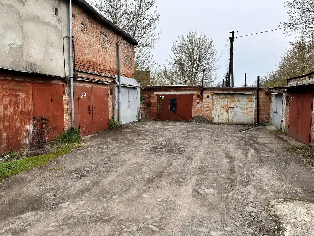 Не просто гараж для авто, а 48 м² корисного простору.24 м² - гараж24 м² - підвал по всій площіЦегляний, міцний, із залізобетонним перекриттям.Є електрика, оглядова яма, надійні металеві ворота.Локація - одна з головних переваг: центр міста, район стадіону «Ворскла», зручний заїзд.Підвал можна використовувати не лише для зберігання, а й як додаткове робоче приміщення.Підійде під авто, склад, майстерню або власне господарське приміщення.Для центру міста - практичний варіант із хорошим обсягом площі.