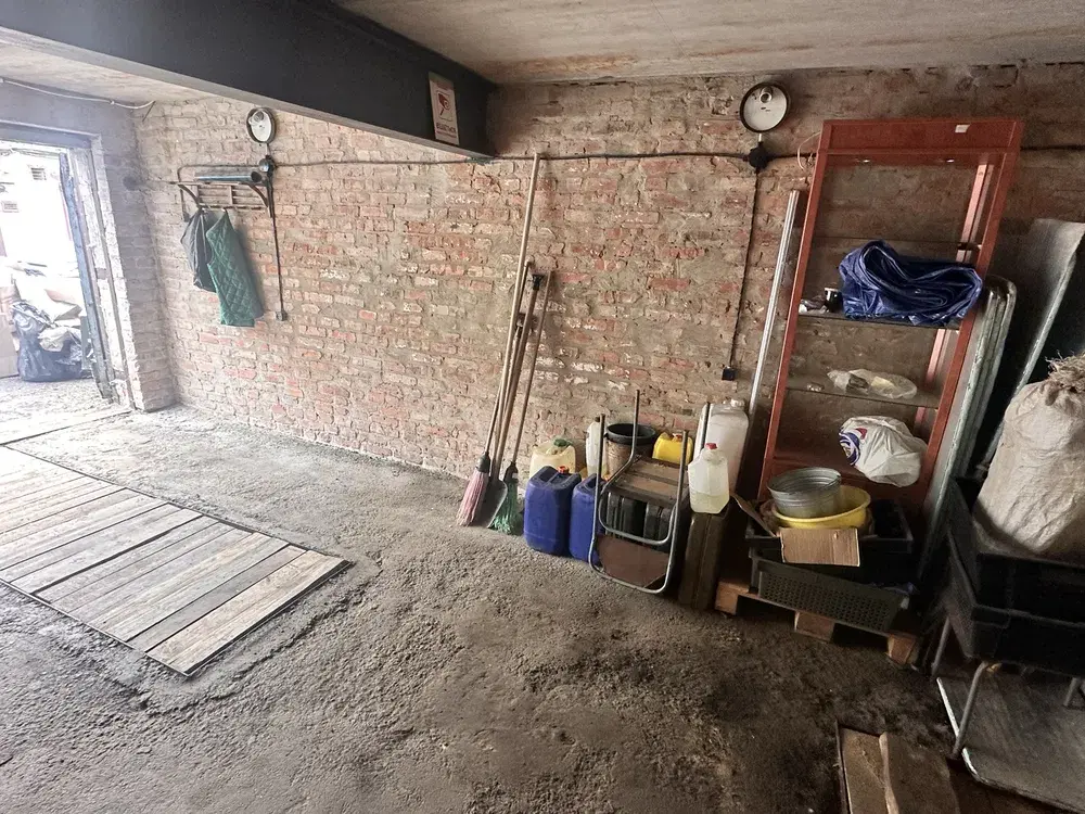 Не просто гараж для авто, а 48 м² корисного простору.24 м² - гараж24 м² - підвал по всій площіЦегляний, міцний, із залізобетонним перекриттям.Є електрика, оглядова яма, надійні металеві ворота.Локація - одна з головних переваг: центр міста, район стадіону «Ворскла», зручний заїзд.Підвал можна використовувати не лише для зберігання, а й як додаткове робоче приміщення.Підійде під авто, склад, майстерню або власне господарське приміщення.Для центру міста - практичний варіант із хорошим обсягом площі.