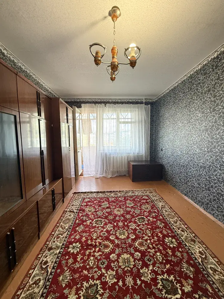 У продажу видова 2 кімнатна квартира в цегляній новобудові на Садах 1. Будинок 2017 року забудови, 10 поверх із 10.Загальна площа — 79 кв.м, кухня — 12 кв.м. Дві окремі кімнати, роздільний санвузол, два балкони.Індивідуальне газове опалення.Водяна тепла підлога по всій квартирі та на двох балконах. Якісна електропроводка.Квартира облаштована для власного проживання з використанням якісних матеріалів. Меблі виготовлені на замовлення, кухонна фурнітура BLUM.Уся побутова техніка — Samsung. Встановлено два кондиціонери. Телевізор 65 дюймів входить у вартість.ДодатковоЄ комора на технічному поверсі. Також у вартість входить можливість облаштування додаткової комори в підвалі.До зупинки кільцевого транспорту — близько 5 хвилин пішки. Поруч супермаркети, школи, дитячі садки, спортивні зали, аптеки та дитяча поліклініка.Детальніша інформація за телефоном. Звертайтесь!