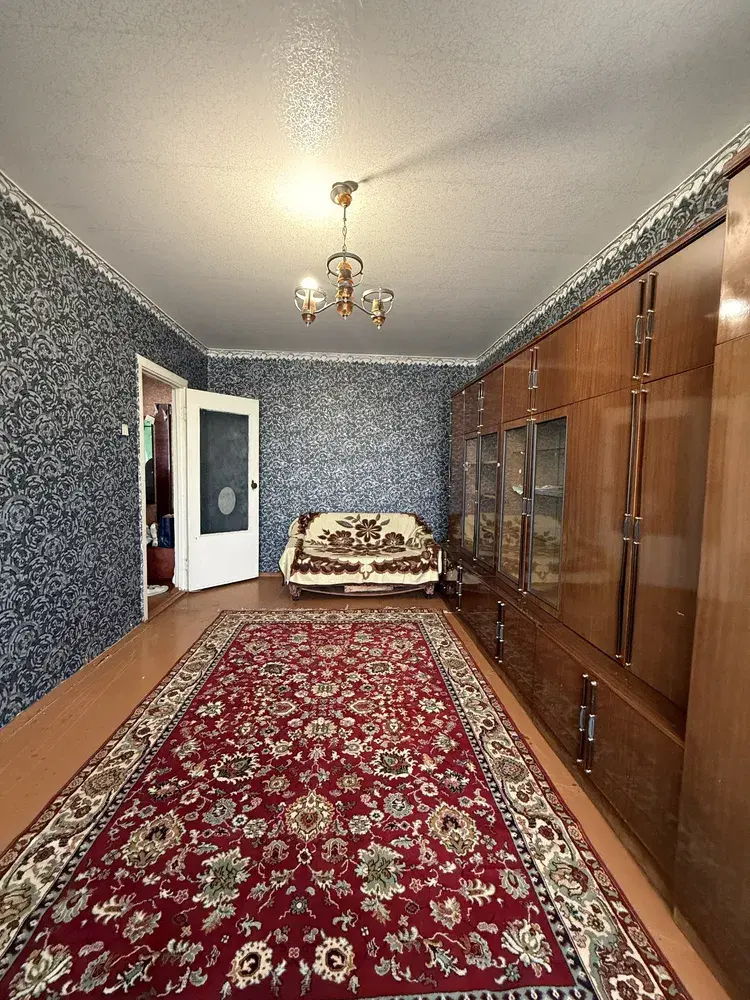 У продажу видова 2 кімнатна квартира в цегляній новобудові на Садах 1. Будинок 2017 року забудови, 10 поверх із 10.Загальна площа — 79 кв.м, кухня — 12 кв.м. Дві окремі кімнати, роздільний санвузол, два балкони.Індивідуальне газове опалення.Водяна тепла підлога по всій квартирі та на двох балконах. Якісна електропроводка.Квартира облаштована для власного проживання з використанням якісних матеріалів. Меблі виготовлені на замовлення, кухонна фурнітура BLUM.Уся побутова техніка — Samsung. Встановлено два кондиціонери. Телевізор 65 дюймів входить у вартість.ДодатковоЄ комора на технічному поверсі. Також у вартість входить можливість облаштування додаткової комори в підвалі.До зупинки кільцевого транспорту — близько 5 хвилин пішки. Поруч супермаркети, школи, дитячі садки, спортивні зали, аптеки та дитяча поліклініка.Детальніша інформація за телефоном. Звертайтесь!