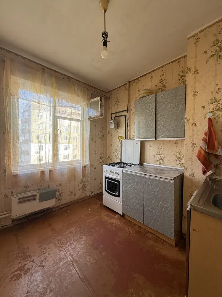 У продажу видова 2 кімнатна квартира в цегляній новобудові на Садах 1. Будинок 2017 року забудови, 10 поверх із 10.Загальна площа — 79 кв.м, кухня — 12 кв.м. Дві окремі кімнати, роздільний санвузол, два балкони.Індивідуальне газове опалення.Водяна тепла підлога по всій квартирі та на двох балконах. Якісна електропроводка.Квартира облаштована для власного проживання з використанням якісних матеріалів. Меблі виготовлені на замовлення, кухонна фурнітура BLUM.Уся побутова техніка — Samsung. Встановлено два кондиціонери. Телевізор 65 дюймів входить у вартість.ДодатковоЄ комора на технічному поверсі. Також у вартість входить можливість облаштування додаткової комори в підвалі.До зупинки кільцевого транспорту — близько 5 хвилин пішки. Поруч супермаркети, школи, дитячі садки, спортивні зали, аптеки та дитяча поліклініка.Детальніша інформація за телефоном. Звертайтесь!