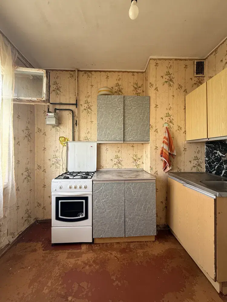 У продажу видова 2 кімнатна квартира в цегляній новобудові на Садах 1. Будинок 2017 року забудови, 10 поверх із 10.Загальна площа — 79 кв.м, кухня — 12 кв.м. Дві окремі кімнати, роздільний санвузол, два балкони.Індивідуальне газове опалення.Водяна тепла підлога по всій квартирі та на двох балконах. Якісна електропроводка.Квартира облаштована для власного проживання з використанням якісних матеріалів. Меблі виготовлені на замовлення, кухонна фурнітура BLUM.Уся побутова техніка — Samsung. Встановлено два кондиціонери. Телевізор 65 дюймів входить у вартість.ДодатковоЄ комора на технічному поверсі. Також у вартість входить можливість облаштування додаткової комори в підвалі.До зупинки кільцевого транспорту — близько 5 хвилин пішки. Поруч супермаркети, школи, дитячі садки, спортивні зали, аптеки та дитяча поліклініка.Детальніша інформація за телефоном. Звертайтесь!