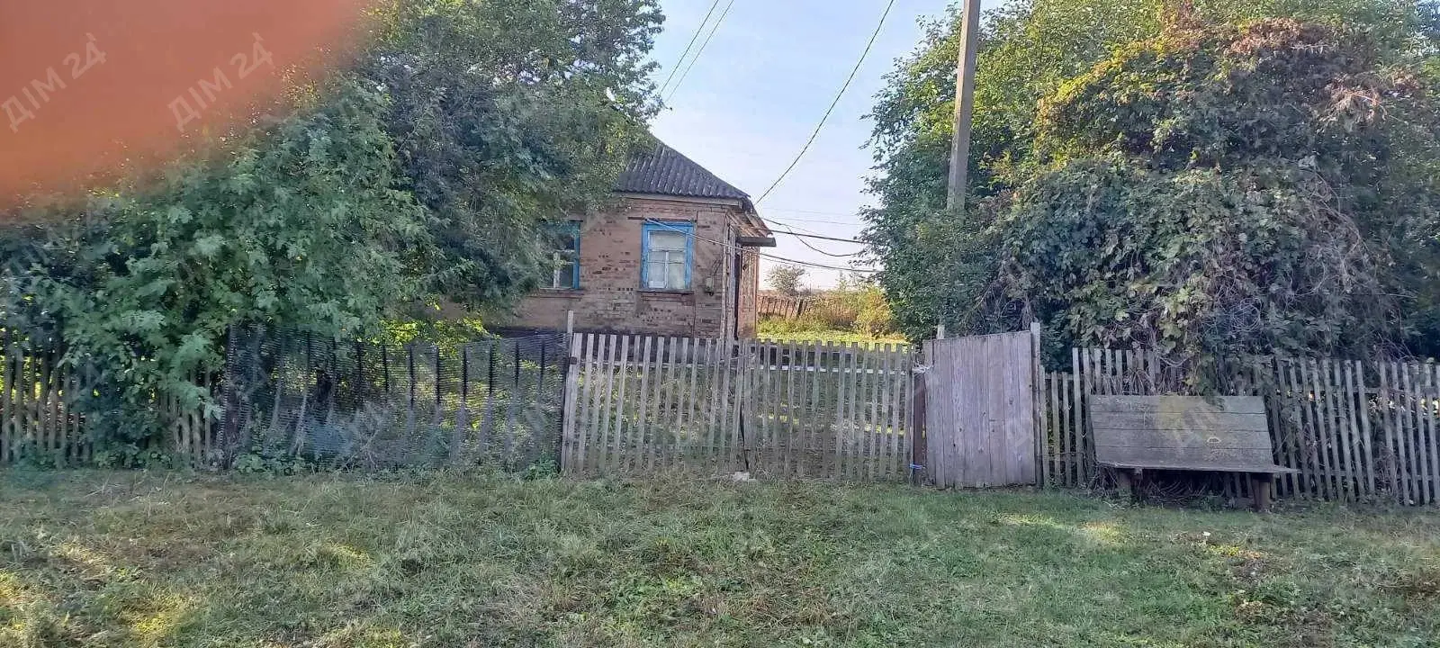 У продажу будинок у селі Кустолово-Суходілка Машівського району.Загальна площа — 51,8 кв.м. Три кімнати в житловому стані. Вода — з колодязя. Санвузол на вулиці.Земельна ділянка — 50 соток. На території є сад, город, господарські приміщення та просторе подвір’я.У селі є школа, магазин та інша необхідна інфраструктура.Детальніша інформація за телефоном. Звертайтесь!