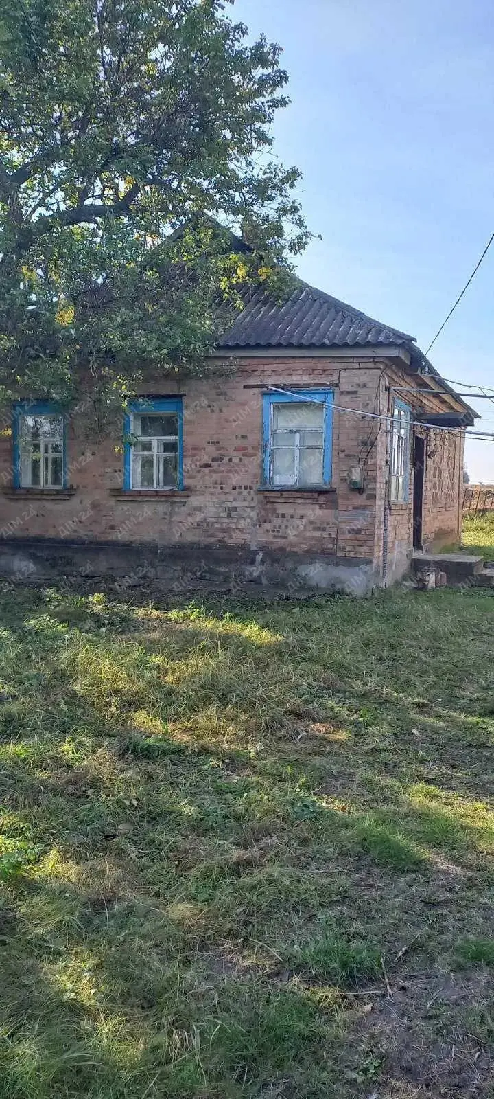 У продажу будинок у селі Кустолово-Суходілка Машівського району.Загальна площа — 51,8 кв.м. Три кімнати в житловому стані. Вода — з колодязя. Санвузол на вулиці.Земельна ділянка — 50 соток. На території є сад, город, господарські приміщення та просторе подвір’я.У селі є школа, магазин та інша необхідна інфраструктура.Детальніша інформація за телефоном. Звертайтесь!