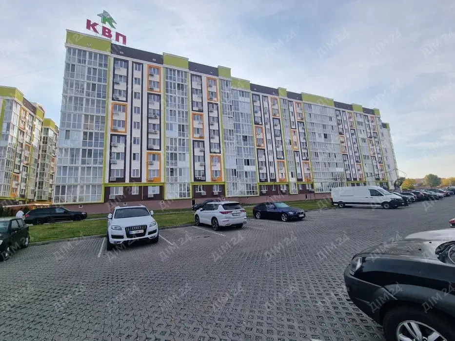 Продається простора двокімнатна квартира в новобудові у місті Полтава.Загальна площа — 62,8 м². Чудова можливість облаштувати житло на власний смак!Основні характеристики:Адреса: вул. Європейська, 146Е, ЖК «Європейський квартал»Поверх: 1 із 9Загальна площа: 62,8 м²Площа кухні: 9,2 м²Висота стелі: 2,75 мОпалення: автономне, власна котельняСтіни: газоблок, зовнішнє утепленняСтан: без чистового ремонтуЩо вже зроблено?Квартира підготовлена до подальшого ремонту:виконана стяжка підлоги;оштукатурені та зашпакльовані стіни;розведені електрика та труби;встановлені радіатори опалення.Більш детальна інформація за телефоном.