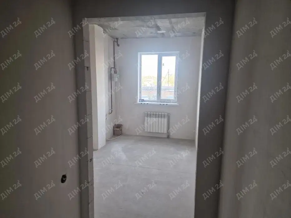 Продається простора двокімнатна квартира в новобудові у місті Полтава.Загальна площа — 62,8 м². Чудова можливість облаштувати житло на власний смак!Основні характеристики:Адреса: вул. Європейська, 146Е, ЖК «Європейський квартал»Поверх: 1 із 9Загальна площа: 62,8 м²Площа кухні: 9,2 м²Висота стелі: 2,75 мОпалення: автономне, власна котельняСтіни: газоблок, зовнішнє утепленняСтан: без чистового ремонтуЩо вже зроблено?Квартира підготовлена до подальшого ремонту:виконана стяжка підлоги;оштукатурені та зашпакльовані стіни;розведені електрика та труби;встановлені радіатори опалення.Більш детальна інформація за телефоном.