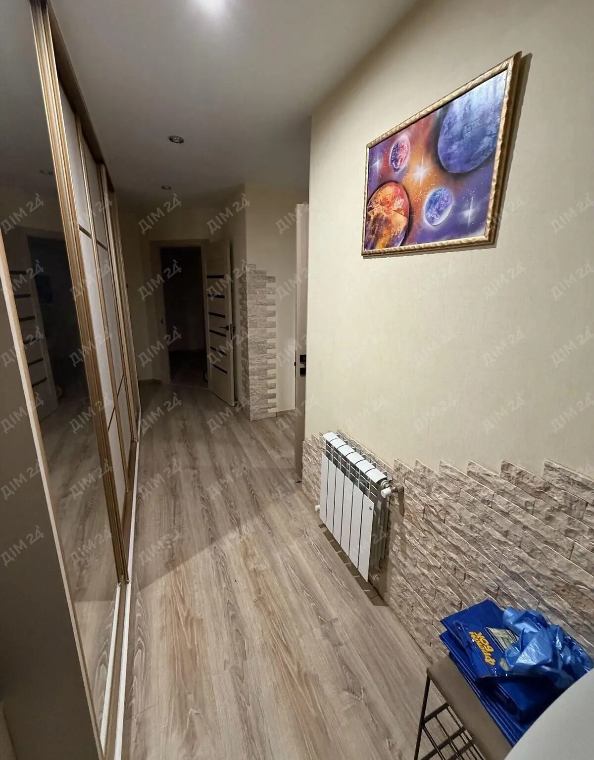 У продажу 2 кімнатна квартира на бульварі Боровиковського.З євроремонтом.Загальна площа — 67 кв.м, кухня — 11 кв.м. Суміжний санвузол.Розташована на 5 поверсі 10-поверхового цегляного будинку 2019 року забудови.Індивідуальне газове опалення, одноконтурний котел. Встановлена вбудована кухня, є газова плита, духова шафа та витяжка.Поруч магазини, зупинки громадського транспорту, школа та інша необхідна інфраструктура.Детальніша інформація за телефоном. Звертайтесь!