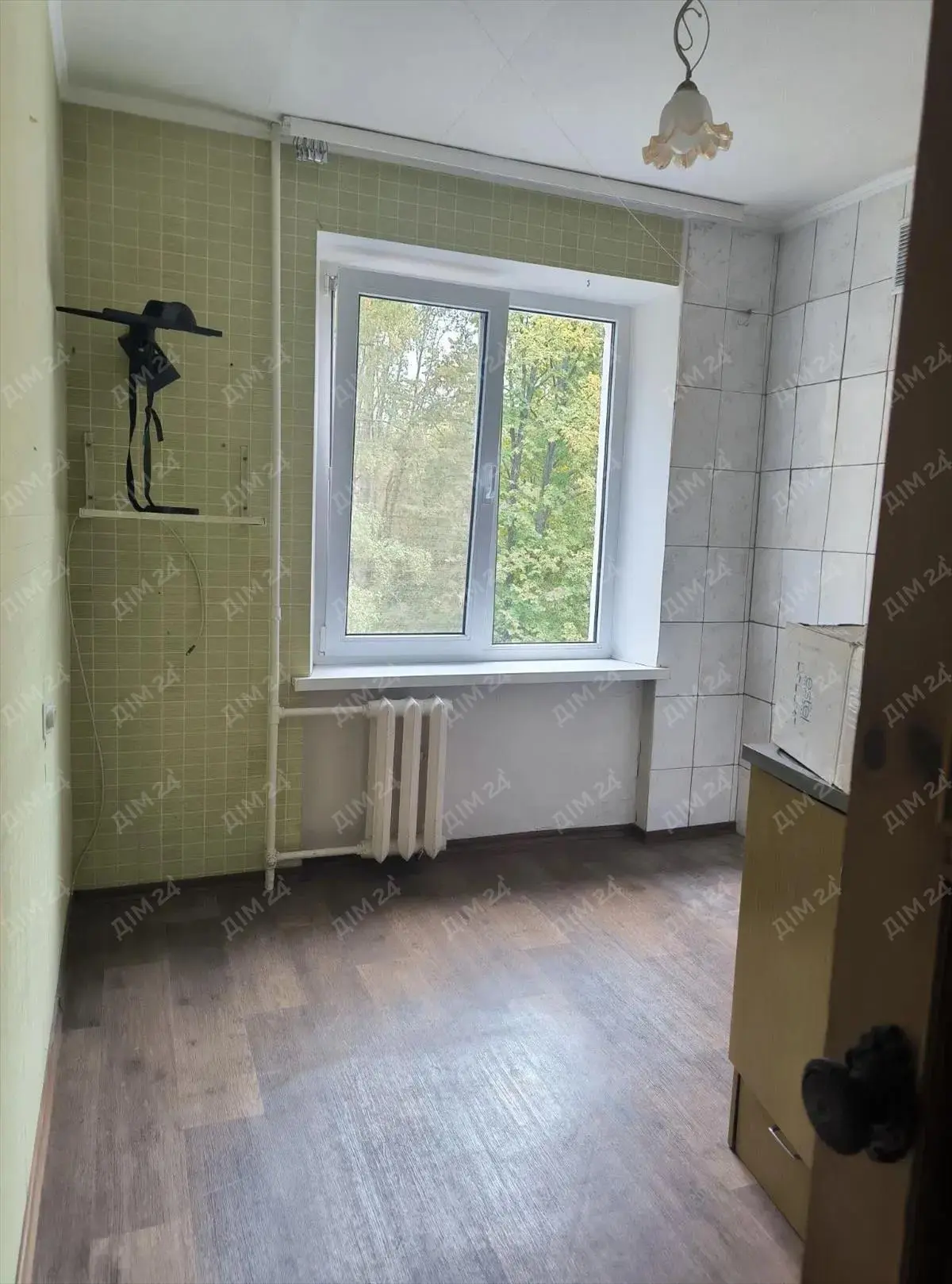 Шукаєте квартиру для сім’ї? Тут є все для комфортного життя!3 поверх із 5, дві окремі кімнати та вдале розташування в затишному спальному районі.Поруч ринок, школа, дитячий садочок, магазини та зупинки транспорту. Усе необхідне для щоденного життя - у кількох хвилинах від дому.Квартира підійде як для власного проживання, так і для вигідної інвестиції.Телефонуйте та домовляйтеся про перегляд. Можливо, це саме та квартира, яку ви шукаєте!