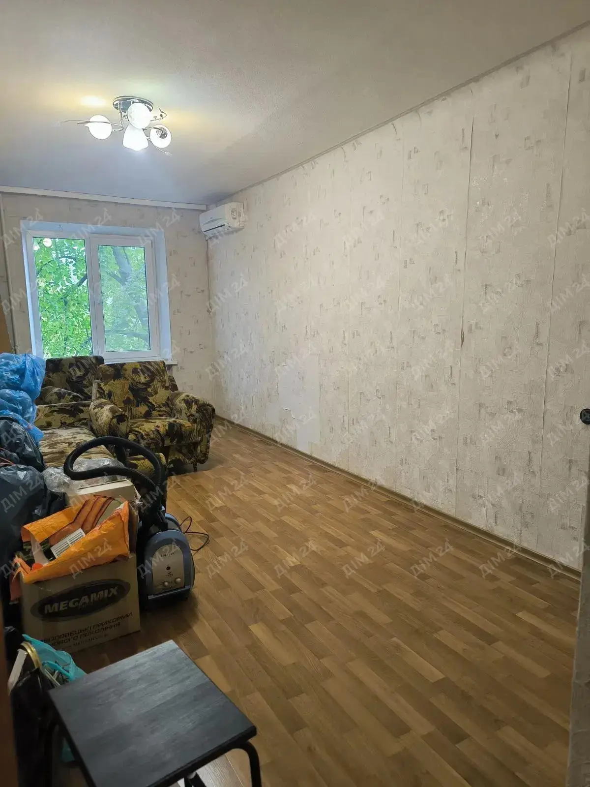 Шукаєте квартиру для сім’ї? Тут є все для комфортного життя!3 поверх із 5, дві окремі кімнати та вдале розташування в затишному спальному районі.Поруч ринок, школа, дитячий садочок, магазини та зупинки транспорту. Усе необхідне для щоденного життя - у кількох хвилинах від дому.Квартира підійде як для власного проживання, так і для вигідної інвестиції.Телефонуйте та домовляйтеся про перегляд. Можливо, це саме та квартира, яку ви шукаєте!