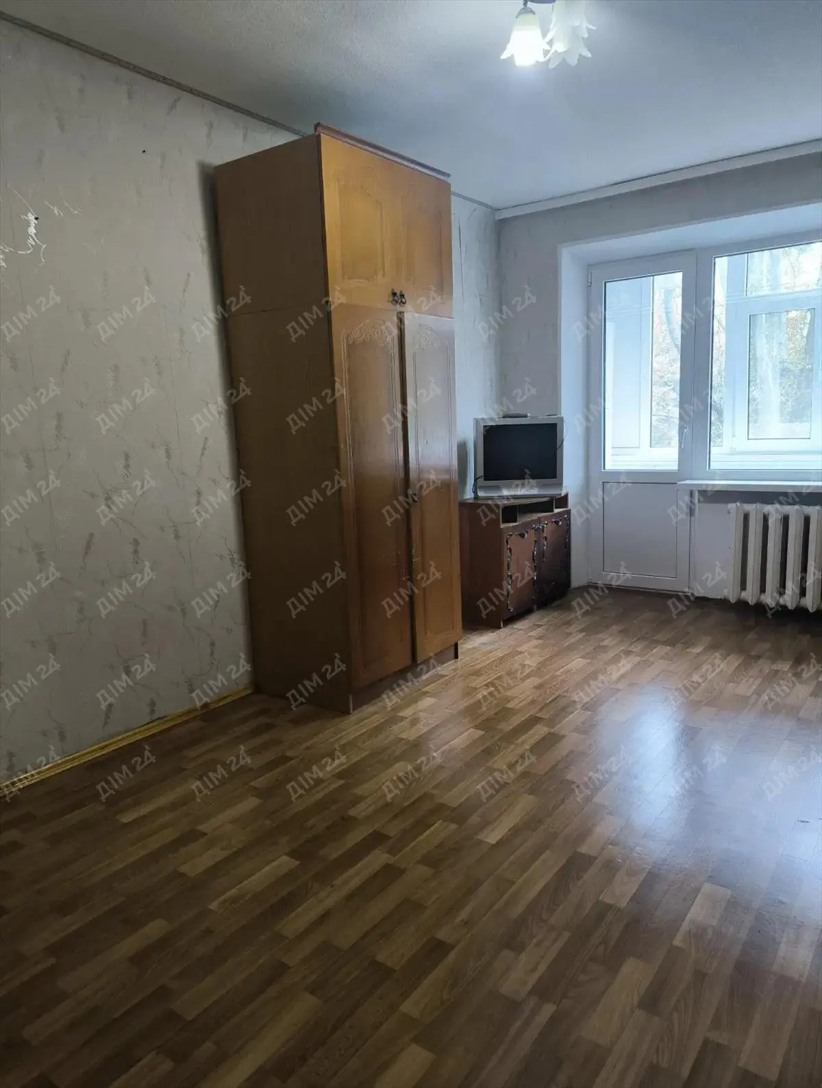 Шукаєте квартиру для сім’ї? Тут є все для комфортного життя!3 поверх із 5, дві окремі кімнати та вдале розташування в затишному спальному районі.Поруч ринок, школа, дитячий садочок, магазини та зупинки транспорту. Усе необхідне для щоденного життя - у кількох хвилинах від дому.Квартира підійде як для власного проживання, так і для вигідної інвестиції.Телефонуйте та домовляйтеся про перегляд. Можливо, це саме та квартира, яку ви шукаєте!