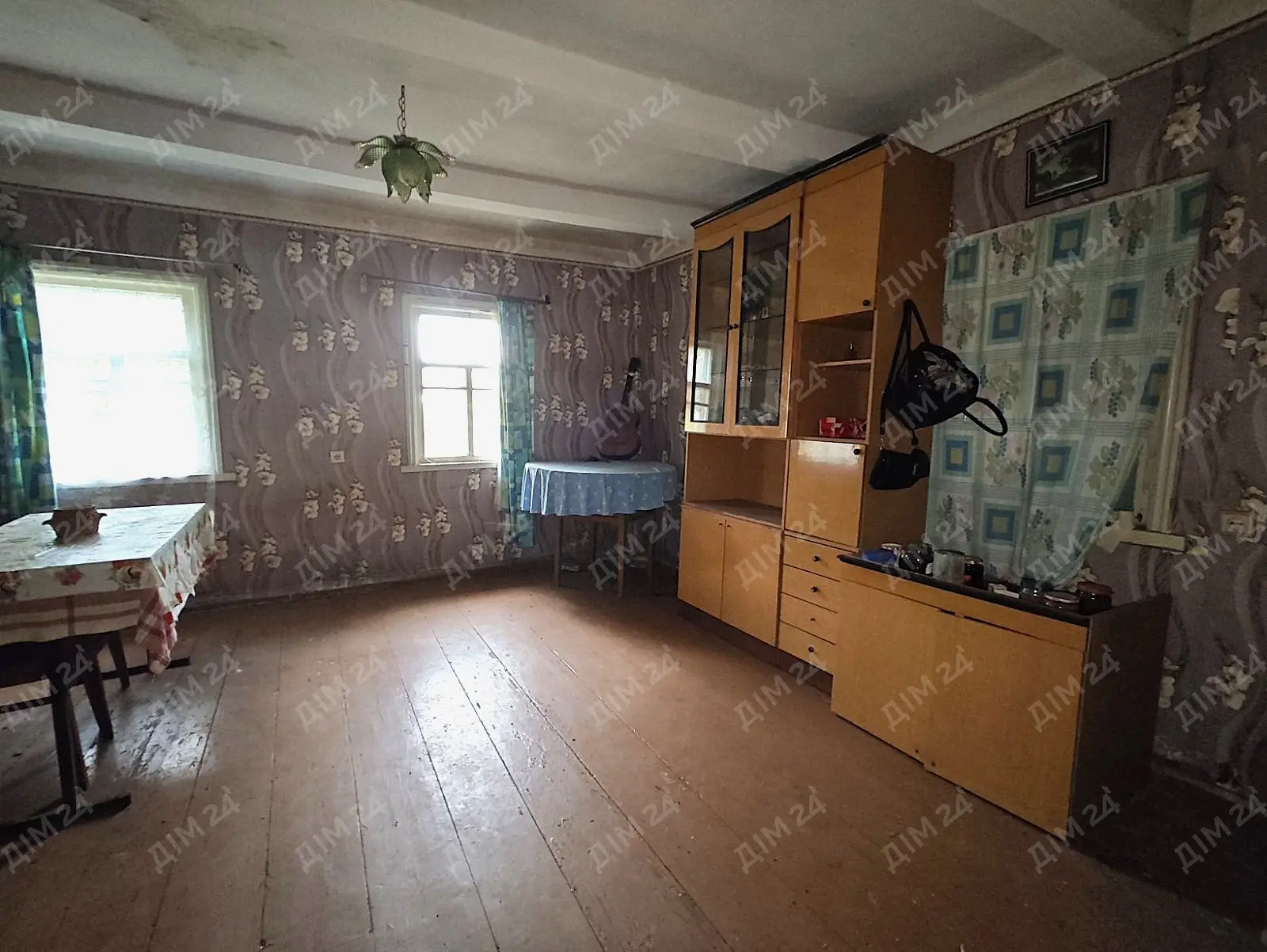 До продажу пропонується &nbsp;будинок у Руденківці — 25 соток землі!Характеристики:- Будинок площею 50 м.кв, обкладений цеглою.- Кімната — 20 м.кв.- Кухня — 6 м.кв.- Земельна ділянка — 25 соток.- Газ та електроенергія.- Вода в будинку.- Бойлер.- Санвузол на вулиці.- Будинок потребує ремонту.Село Руденківка, Новосанжарський район. До Нових Санжар — 7 км.Чудовий варіант для тих, хто шукає будинок із великою ділянкою для облаштування на власний смак.Телефонуйте за подробицями!