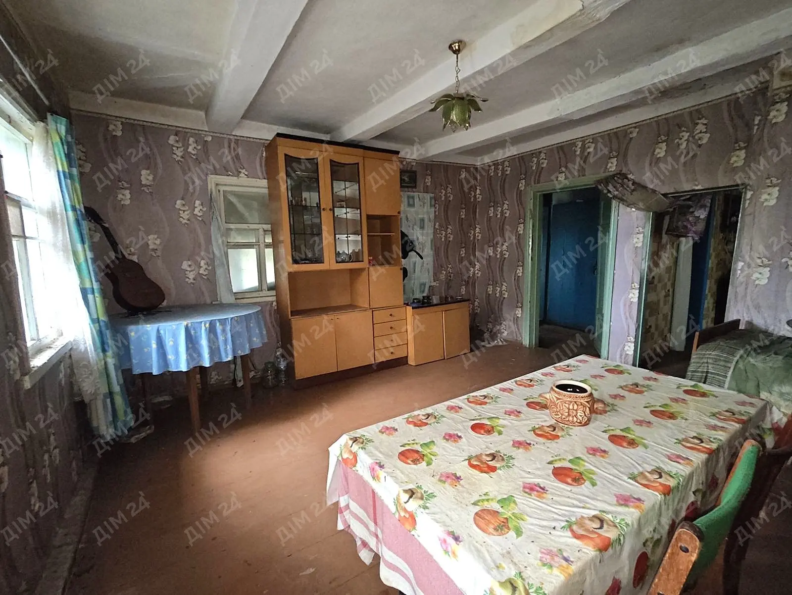 До продажу пропонується &nbsp;будинок у Руденківці — 25 соток землі!Характеристики:- Будинок площею 50 м.кв, обкладений цеглою.- Кімната — 20 м.кв.- Кухня — 6 м.кв.- Земельна ділянка — 25 соток.- Газ та електроенергія.- Вода в будинку.- Бойлер.- Санвузол на вулиці.- Будинок потребує ремонту.Село Руденківка, Новосанжарський район. До Нових Санжар — 7 км.Чудовий варіант для тих, хто шукає будинок із великою ділянкою для облаштування на власний смак.Телефонуйте за подробицями!