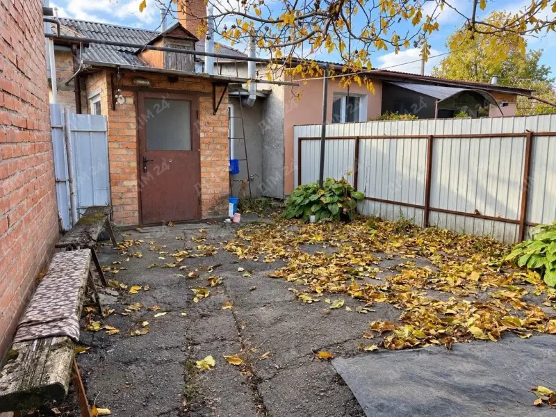 У продажу частина будинку в приватному секторі Полтави, район Юрівка. За документами виділена в окрему одиницю.Загальна площа — 32 кв.м. Дві кімнати, кухня та санвузол.Власний гараж, сарай, погріб і земельна ділянка під город. Окремий дворик.Комунікації: централізоване водопостачання, газ, гаряча вода від газової колонки, електричне опалення, вигрібна яма.Встановлений АВР — автоматичне введення резерву.До зупинки «ЗБВ» та магазину АТБ — близько 10 хвилин пішки.&nbsp;Відеоогляд за звертанням.Детальніша інформація за телефоном. Звертайтесь!