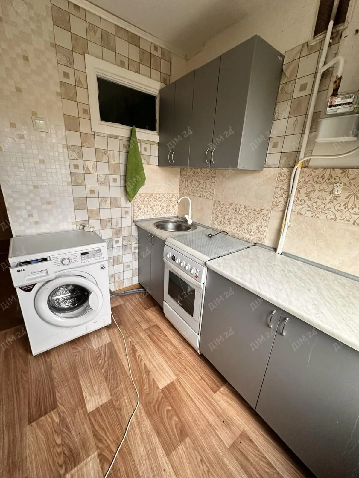 В продажу однокімнатна квартира, зупинка Новозаводська!36 м2, &nbsp;житлова площа - 18,9 м2, кухня -6,7 м2Третій поверх дев`ятиповерхового цегляного будинкуОпалення центральнеСтан під ремонтВікна деревоЗа додатковою інформацією телефонуйте!