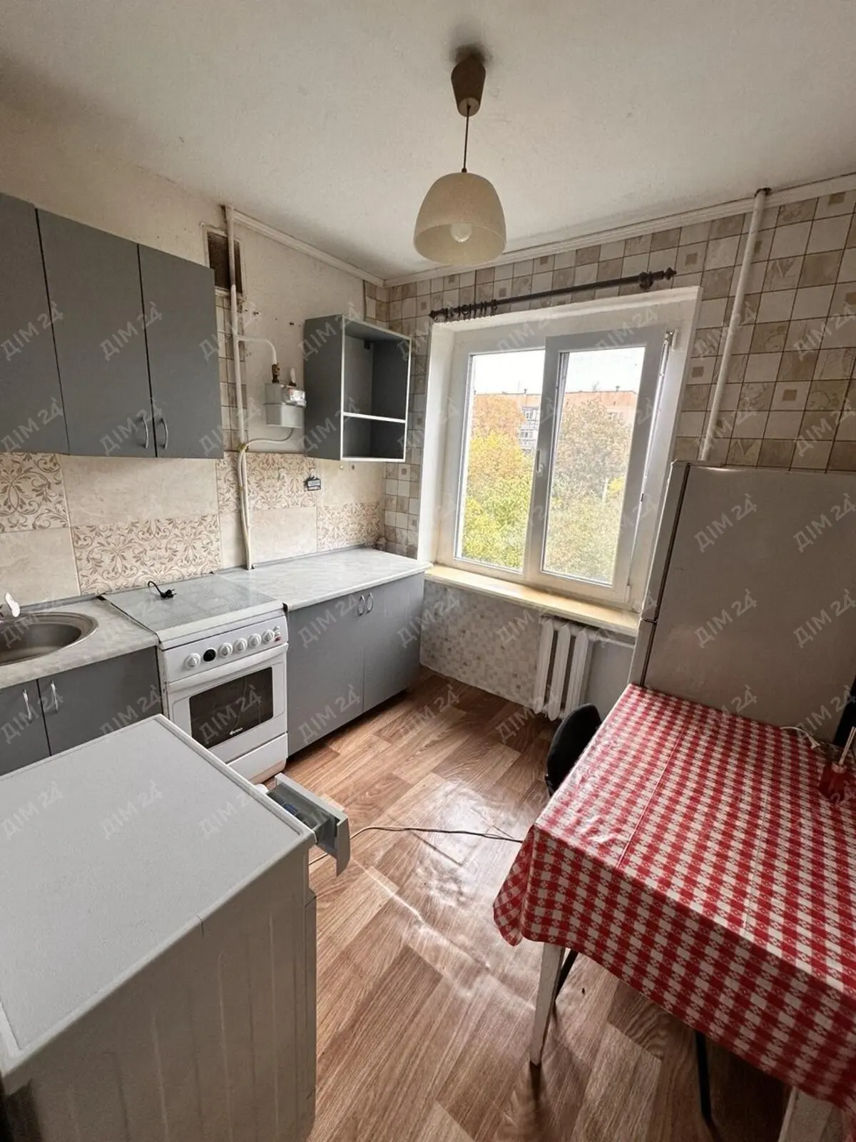 В продажу однокімнатна квартира, зупинка Новозаводська!36 м2, &nbsp;житлова площа - 18,9 м2, кухня -6,7 м2Третій поверх дев`ятиповерхового цегляного будинкуОпалення центральнеСтан під ремонтВікна деревоЗа додатковою інформацією телефонуйте!