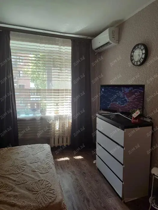 Продається кімната у гуртожитку на ЗБВ. Розташована на перому поверсі із трьох, де є можливість зробити власний вхід, або ж добудувати балкон чи житлове приміщення.- Зроблена тепла підлога- У кімнаті лічильники на світло- Окремий туалет- Є загальна комора з окремим місцем для зберіганняГарне транспортне сполучення: будинок знаходиться за 5 хвилин від зупинки громадського транспорту. Поруч АТБ, ринок Браїлки, де є аптеки та все необхідне, школа, ТРЦ Київ та Екватор. Три зупинки до центра міста. Зручне розташування, тихий двір.Дзвоніть, щоб дізнатись детальніше!
