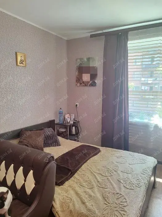 Продається кімната у гуртожитку на ЗБВ. Розташована на перому поверсі із трьох, де є можливість зробити власний вхід, або ж добудувати балкон чи житлове приміщення.- Зроблена тепла підлога- У кімнаті лічильники на світло- Окремий туалет- Є загальна комора з окремим місцем для зберіганняГарне транспортне сполучення: будинок знаходиться за 5 хвилин від зупинки громадського транспорту. Поруч АТБ, ринок Браїлки, де є аптеки та все необхідне, школа, ТРЦ Київ та Екватор. Три зупинки до центра міста. Зручне розташування, тихий двір.Дзвоніть, щоб дізнатись детальніше!