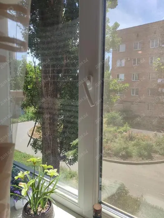 Продається кімната у гуртожитку на ЗБВ. Розташована на перому поверсі із трьох, де є можливість зробити власний вхід, або ж добудувати балкон чи житлове приміщення.- Зроблена тепла підлога- У кімнаті лічильники на світло- Окремий туалет- Є загальна комора з окремим місцем для зберіганняГарне транспортне сполучення: будинок знаходиться за 5 хвилин від зупинки громадського транспорту. Поруч АТБ, ринок Браїлки, де є аптеки та все необхідне, школа, ТРЦ Київ та Екватор. Три зупинки до центра міста. Зручне розташування, тихий двір.Дзвоніть, щоб дізнатись детальніше!