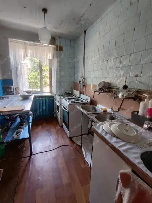 Продається кімната у гуртожитку на ЗБВ. Розташована на перому поверсі із трьох, де є можливість зробити власний вхід, або ж добудувати балкон чи житлове приміщення.- Зроблена тепла підлога- У кімнаті лічильники на світло- Окремий туалет- Є загальна комора з окремим місцем для зберіганняГарне транспортне сполучення: будинок знаходиться за 5 хвилин від зупинки громадського транспорту. Поруч АТБ, ринок Браїлки, де є аптеки та все необхідне, школа, ТРЦ Київ та Екватор. Три зупинки до центра міста. Зручне розташування, тихий двір.Дзвоніть, щоб дізнатись детальніше!