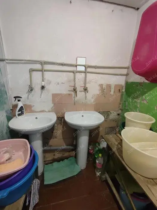 Продається кімната у гуртожитку на ЗБВ. Розташована на перому поверсі із трьох, де є можливість зробити власний вхід, або ж добудувати балкон чи житлове приміщення.- Зроблена тепла підлога- У кімнаті лічильники на світло- Окремий туалет- Є загальна комора з окремим місцем для зберіганняГарне транспортне сполучення: будинок знаходиться за 5 хвилин від зупинки громадського транспорту. Поруч АТБ, ринок Браїлки, де є аптеки та все необхідне, школа, ТРЦ Київ та Екватор. Три зупинки до центра міста. Зручне розташування, тихий двір.Дзвоніть, щоб дізнатись детальніше!