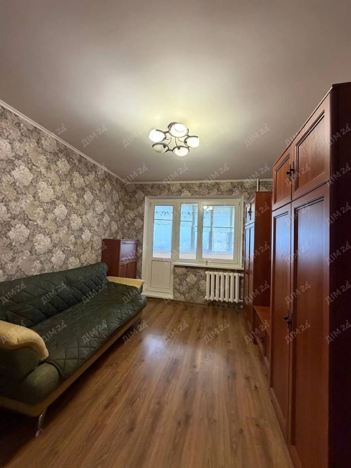 Квартира, де вже зроблено те, на що після купівлі зазвичай витрачають найбільше.70 м², 3 окремі кімнати, кухня 9 м², комфортний 4 поверх.✔ металопластикові вікна✔ нові батареї✔ замінені труби та сантехніка✔ засклені балкон і лоджія✔ броньовані вхідні дверіСади-1 - район, який обирають за інфраструктуру. Поруч супермаркети, ринок, школи, садочки, парк та кільцева зупинка.Квартира, яку варто побачити, поки вона ще у продажу.