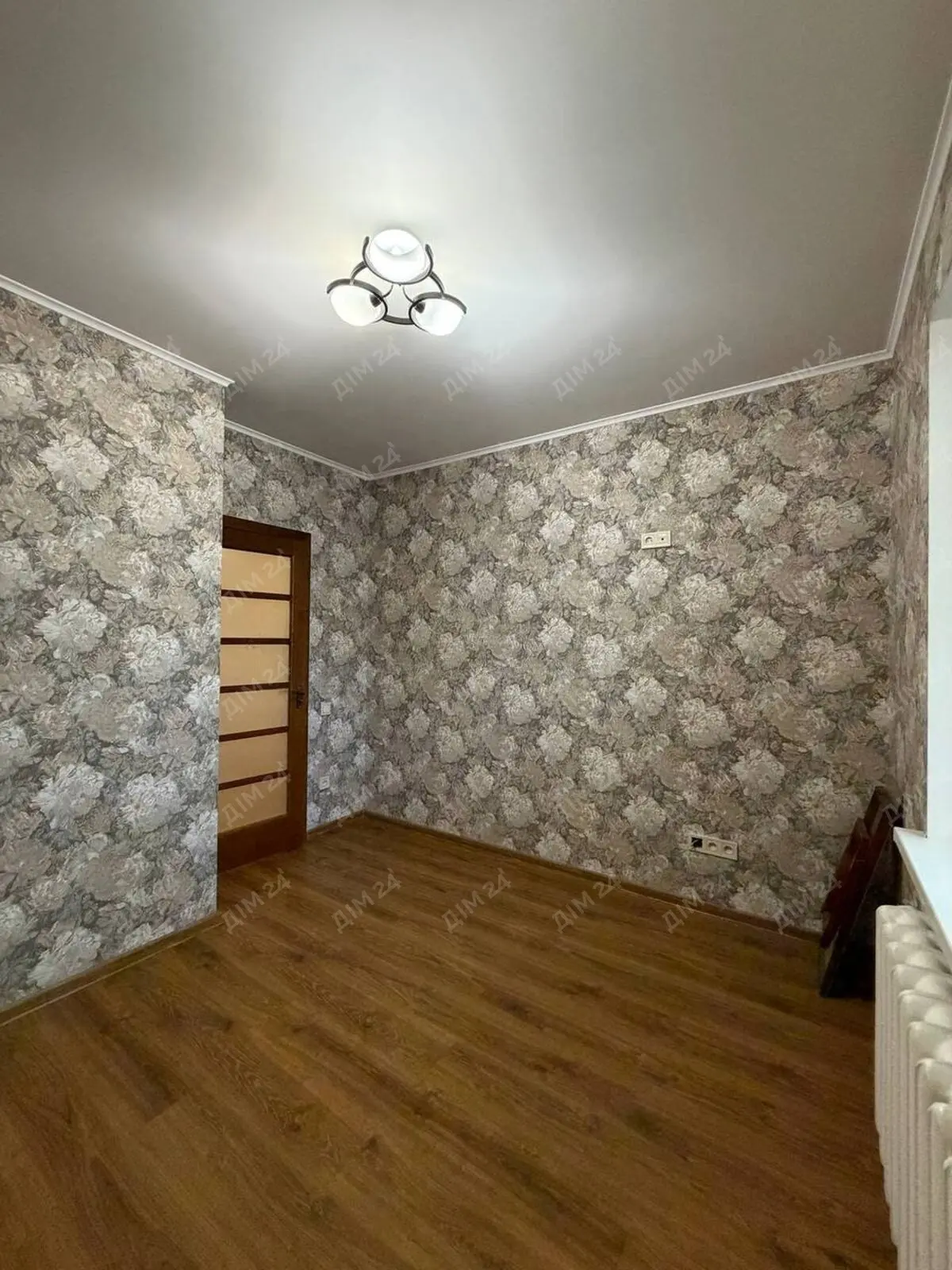 Квартира, де вже зроблено те, на що після купівлі зазвичай витрачають найбільше.70 м², 3 окремі кімнати, кухня 9 м², комфортний 4 поверх.✔ металопластикові вікна✔ нові батареї✔ замінені труби та сантехніка✔ засклені балкон і лоджія✔ броньовані вхідні дверіСади-1 - район, який обирають за інфраструктуру. Поруч супермаркети, ринок, школи, садочки, парк та кільцева зупинка.Квартира, яку варто побачити, поки вона ще у продажу.