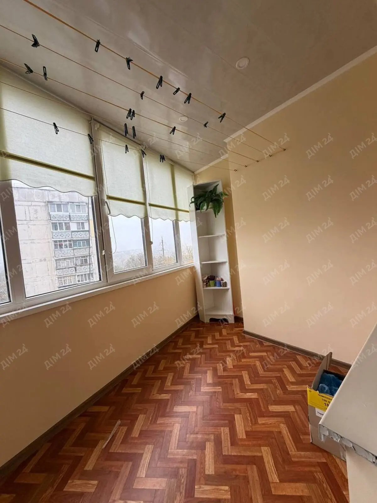 Квартира, де вже зроблено те, на що після купівлі зазвичай витрачають найбільше.70 м², 3 окремі кімнати, кухня 9 м², комфортний 4 поверх.✔ металопластикові вікна✔ нові батареї✔ замінені труби та сантехніка✔ засклені балкон і лоджія✔ броньовані вхідні дверіСади-1 - район, який обирають за інфраструктуру. Поруч супермаркети, ринок, школи, садочки, парк та кільцева зупинка.Квартира, яку варто побачити, поки вона ще у продажу.