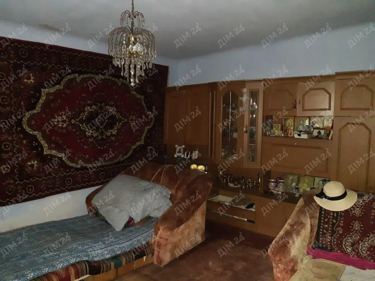 В продажу будинок на 2 входи в районі вулиці Лугової!Загальна площа 70 м2.Матеріал стін - саман обкладений цеглою.Газ та світло заведені до будинку.Опалення котел та піч.Стан - потребує реконструкції! Можливо також розглядати як ділянку з комунікаціями.Площа ділянки 7 соток.Є кадастровий номер.Зручний асфальтований під`їзд до будинку.Неподалік зупинка транспорта.Телефонуйте та дізнавайтеся всі подробиці!
