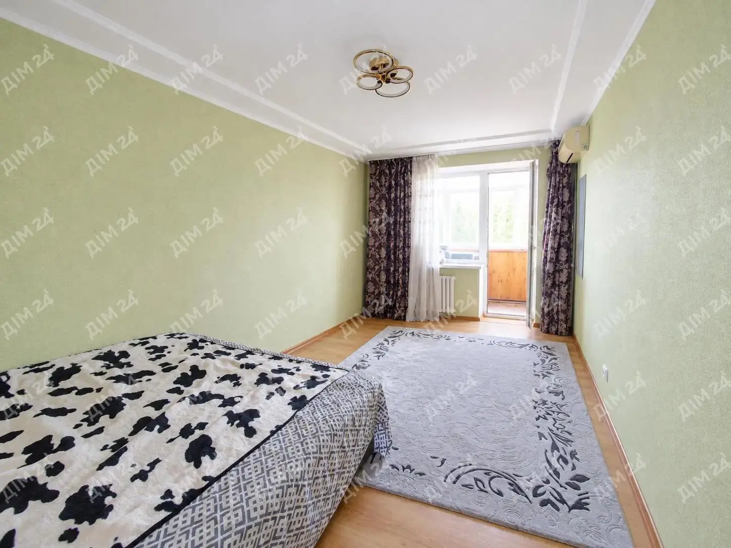 У продажу простора двокімнатна квартира в центрі.Загальна площа становить 62 м2. Житлова площа становить 40 м2 і затишна кухня, площа якої 8 м2.Знаходиться на 1 поверсі, балкона немає.Кімнати суміжні.Відмінне місце розташування, поруч знаходиться Березовий сквер, дитячий садок, школа, магазини та багато іншого. А сам будинок зроблений з цегли, яка збереже тепло і затишок у вашому домі.Зацікавилися? Тоді телефонуйте!
