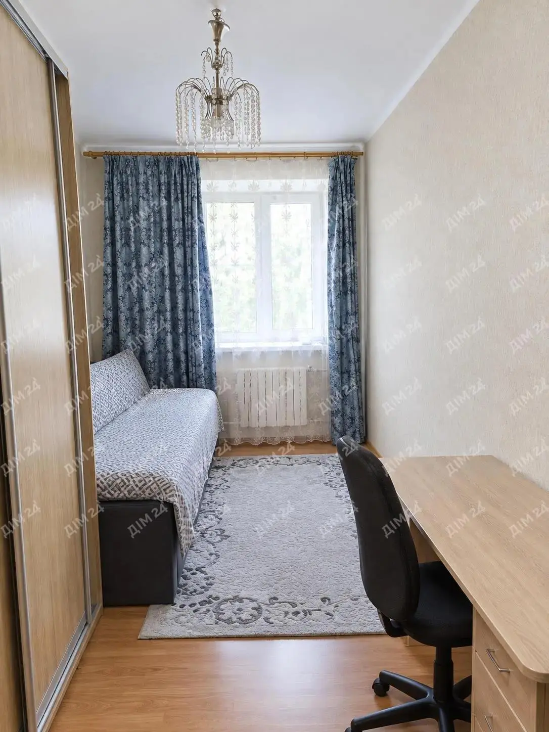 У продажу простора двокімнатна квартира в центрі.Загальна площа становить 62 м2. Житлова площа становить 40 м2 і затишна кухня, площа якої 8 м2.Знаходиться на 1 поверсі, балкона немає.Кімнати суміжні.Відмінне місце розташування, поруч знаходиться Березовий сквер, дитячий садок, школа, магазини та багато іншого. А сам будинок зроблений з цегли, яка збереже тепло і затишок у вашому домі.Зацікавилися? Тоді телефонуйте!