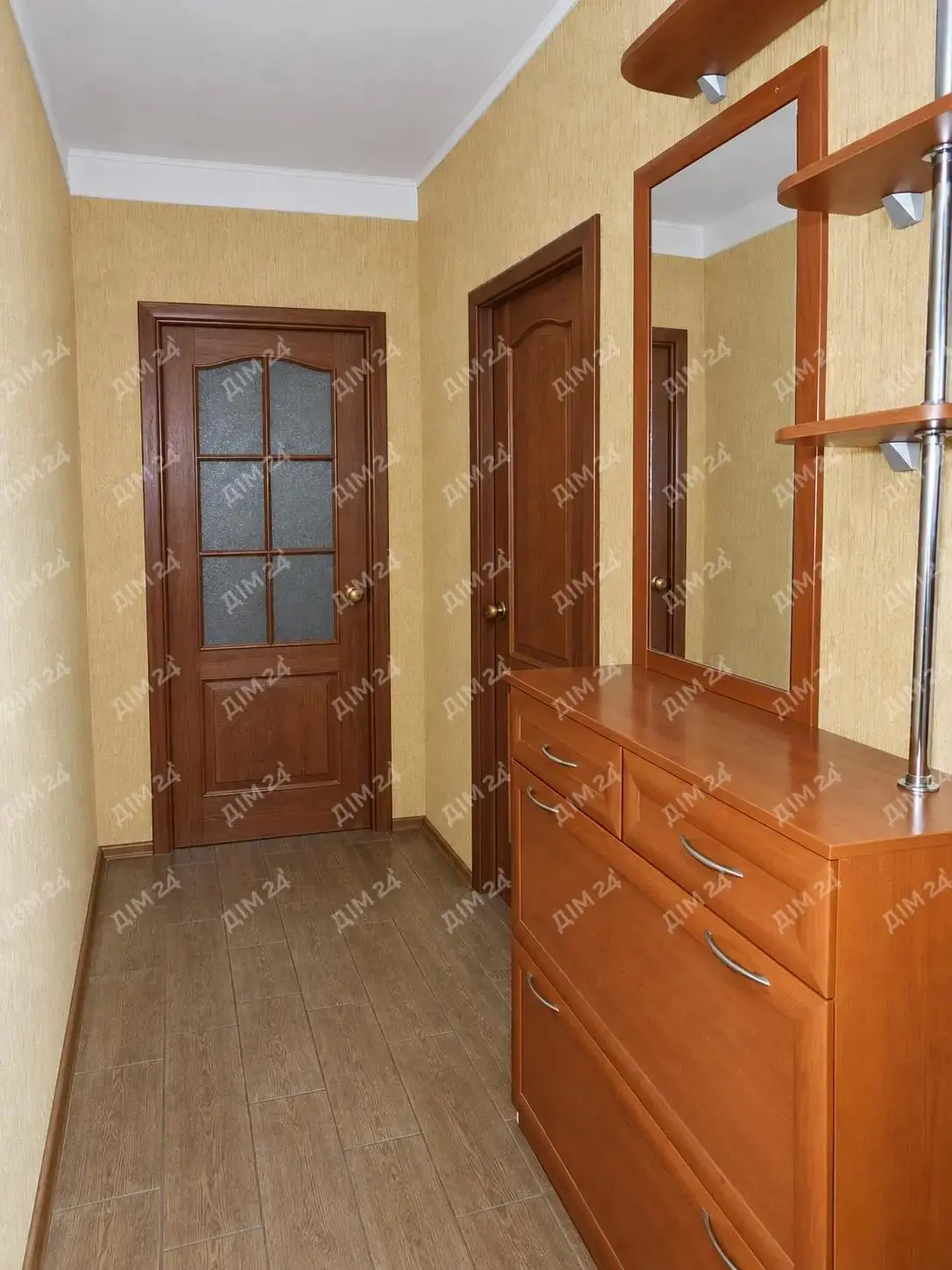 У продажу простора двокімнатна квартира в центрі.Загальна площа становить 62 м2. Житлова площа становить 40 м2 і затишна кухня, площа якої 8 м2.Знаходиться на 1 поверсі, балкона немає.Кімнати суміжні.Відмінне місце розташування, поруч знаходиться Березовий сквер, дитячий садок, школа, магазини та багато іншого. А сам будинок зроблений з цегли, яка збереже тепло і затишок у вашому домі.Зацікавилися? Тоді телефонуйте!