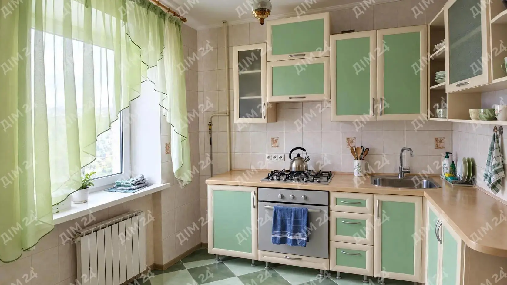 У продажу простора двокімнатна квартира в центрі.Загальна площа становить 62 м2. Житлова площа становить 40 м2 і затишна кухня, площа якої 8 м2.Знаходиться на 1 поверсі, балкона немає.Кімнати суміжні.Відмінне місце розташування, поруч знаходиться Березовий сквер, дитячий садок, школа, магазини та багато іншого. А сам будинок зроблений з цегли, яка збереже тепло і затишок у вашому домі.Зацікавилися? Тоді телефонуйте!