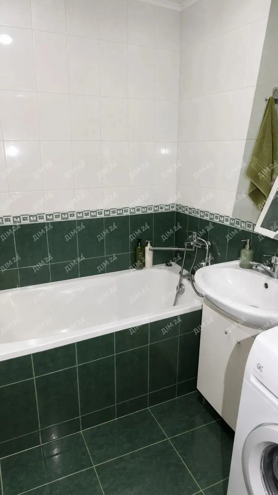 У продажу простора двокімнатна квартира в центрі.Загальна площа становить 62 м2. Житлова площа становить 40 м2 і затишна кухня, площа якої 8 м2.Знаходиться на 1 поверсі, балкона немає.Кімнати суміжні.Відмінне місце розташування, поруч знаходиться Березовий сквер, дитячий садок, школа, магазини та багато іншого. А сам будинок зроблений з цегли, яка збереже тепло і затишок у вашому домі.Зацікавилися? Тоді телефонуйте!