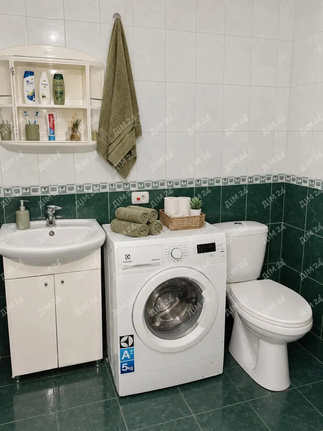 У продажу простора двокімнатна квартира в центрі.Загальна площа становить 62 м2. Житлова площа становить 40 м2 і затишна кухня, площа якої 8 м2.Знаходиться на 1 поверсі, балкона немає.Кімнати суміжні.Відмінне місце розташування, поруч знаходиться Березовий сквер, дитячий садок, школа, магазини та багато іншого. А сам будинок зроблений з цегли, яка збереже тепло і затишок у вашому домі.Зацікавилися? Тоді телефонуйте!