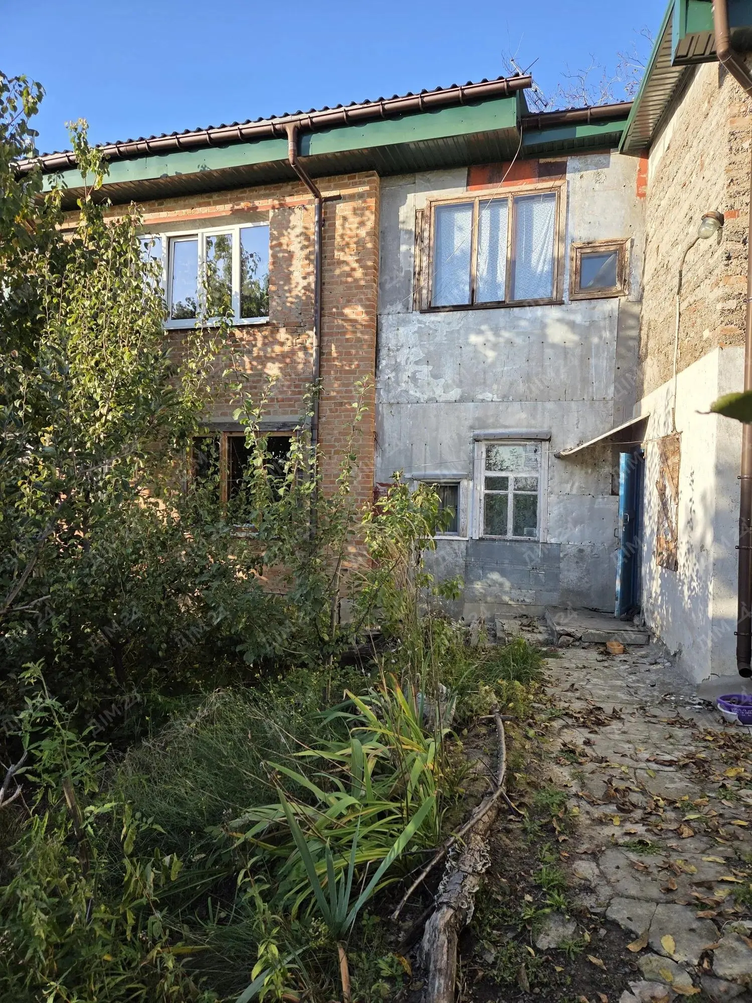 У продажу частина будинку з власним двором - до ЦУМу 5 хвилин пішки! Будинок виведений в одиницю є місце для авто, альтанка та гараж. Хороший стан, три кімнати та велика кухня студія;Документи готові до переоформлення, земля приватизована та присвоєно кадастровий номер!