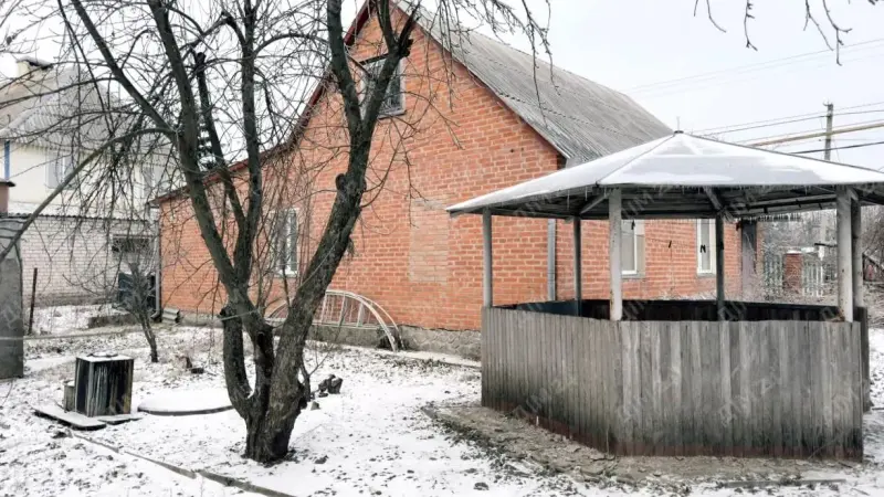 У продажу домоволодіння з двома житловими будинками на земельній ділянці площею 25 соток.На території розташований цегляний будинок 2009 року побудови, а також реконструйована у 2012 році літня кухня, переобладнана під житловий будинок, площею 70 кв.м.Є гараж, господарські будівлі з погребом, свердловина та вигрібна яма.Основний будинок збудований у дві цеглини на міцному блочному фундаменті. Планування включає чотири кімнати, з них три окремі, є санвузол.Підлога — ДВП, стіни добре оштукатурені та обклеєні шпалерами.Будинок потребує прибирання та легкого косметичного оновлення.Опалення — підлоговий автоматичний котел, гаряча вода — від бойлера.Літня кухня з гаражем має власне опалення та санвузол, підходить для окремого проживання.До будинку веде асфальтована дорога. Регулярно курсують маршрутки, зупинка громадського транспорту в 200 метрах, магазин поруч. Залізнична станція розташована за 2 км.Гарний варіант для великої родини або проживання двох поколінь.Детальніша інформація за телефоном.