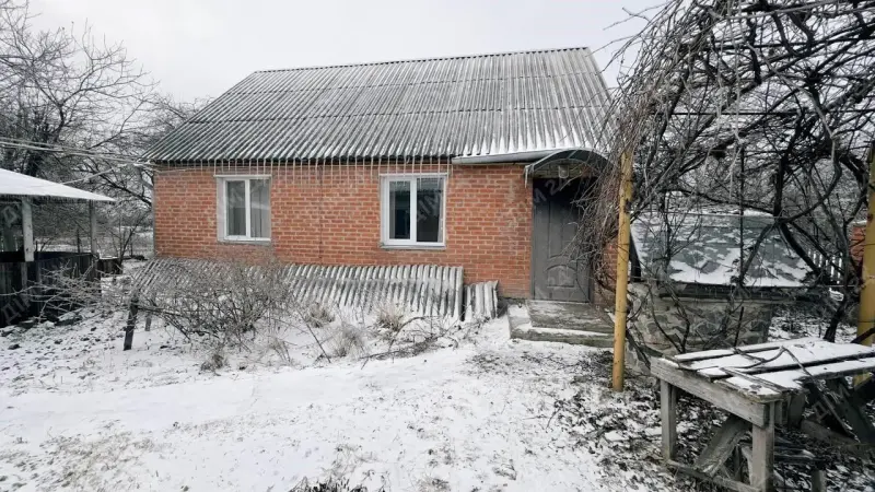 У продажу домоволодіння з двома житловими будинками на земельній ділянці площею 25 соток.На території розташований цегляний будинок 2009 року побудови, а також реконструйована у 2012 році літня кухня, переобладнана під житловий будинок, площею 70 кв.м.Є гараж, господарські будівлі з погребом, свердловина та вигрібна яма.Основний будинок збудований у дві цеглини на міцному блочному фундаменті. Планування включає чотири кімнати, з них три окремі, є санвузол.Підлога — ДВП, стіни добре оштукатурені та обклеєні шпалерами.Будинок потребує прибирання та легкого косметичного оновлення.Опалення — підлоговий автоматичний котел, гаряча вода — від бойлера.Літня кухня з гаражем має власне опалення та санвузол, підходить для окремого проживання.До будинку веде асфальтована дорога. Регулярно курсують маршрутки, зупинка громадського транспорту в 200 метрах, магазин поруч. Залізнична станція розташована за 2 км.Гарний варіант для великої родини або проживання двох поколінь.Детальніша інформація за телефоном.