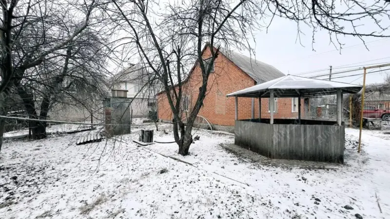 У продажу домоволодіння з двома житловими будинками на земельній ділянці площею 25 соток.На території розташований цегляний будинок 2009 року побудови, а також реконструйована у 2012 році літня кухня, переобладнана під житловий будинок, площею 70 кв.м.Є гараж, господарські будівлі з погребом, свердловина та вигрібна яма.Основний будинок збудований у дві цеглини на міцному блочному фундаменті. Планування включає чотири кімнати, з них три окремі, є санвузол.Підлога — ДВП, стіни добре оштукатурені та обклеєні шпалерами.Будинок потребує прибирання та легкого косметичного оновлення.Опалення — підлоговий автоматичний котел, гаряча вода — від бойлера.Літня кухня з гаражем має власне опалення та санвузол, підходить для окремого проживання.До будинку веде асфальтована дорога. Регулярно курсують маршрутки, зупинка громадського транспорту в 200 метрах, магазин поруч. Залізнична станція розташована за 2 км.Гарний варіант для великої родини або проживання двох поколінь.Детальніша інформація за телефоном.