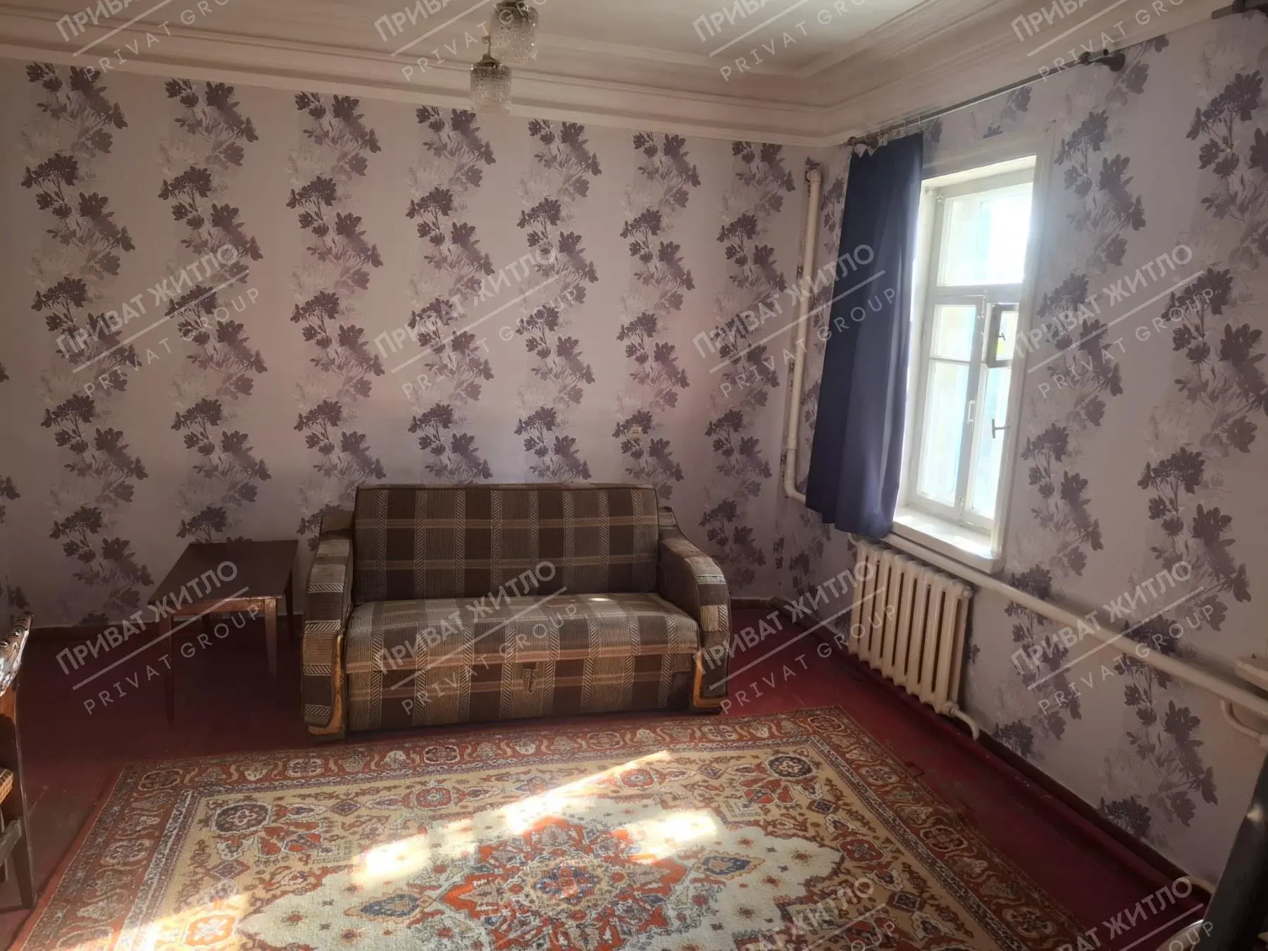 60 м² за доступною ціною - 3 кімнати + кухня.Є необхідні меблі: диван, два ліжка, холодильник.Для опалення встановлено економний одноконтурний котел.Що важливо знати: часткові зручності, душ відсутній. Окремого двору немає, місця для паркування автомобіля немає.Підійде для сім`ї або тих, кому потрібен окремий будинок за помірну орендну плату.До зупинки кільцевого транспорту - всього 150 м, поруч ТЦ «Конкорд».Без домашніх тварин.Оплата: перший і останній місяць.Послуги АН - 50% від щомісячної оплати, одноразово.